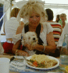 Havaneserpuppy mit Besitzerin, Frau Feitis aus California